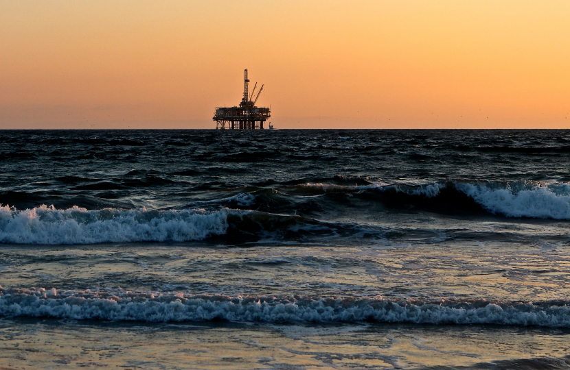oil rig image from pixababy