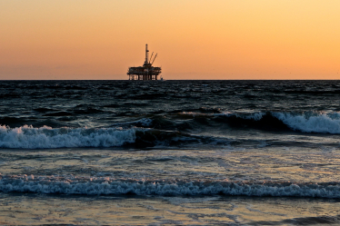 oil rig image from pixababy